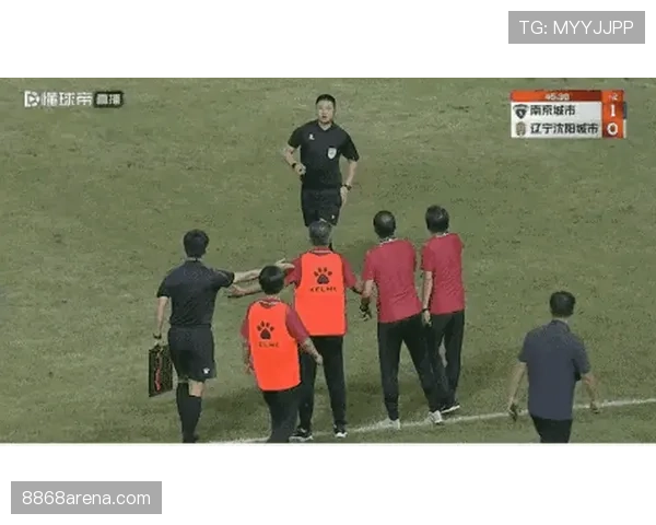 场外替补席冲突足球规则如何判罚？裁判权责全解析